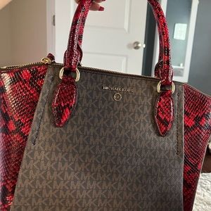 🤩 BNWT Stunning MK satchel 🤩